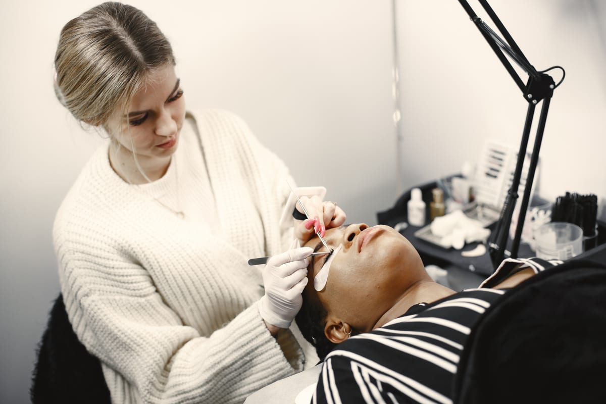 Lash Extension Training: The Best Courses for 2026